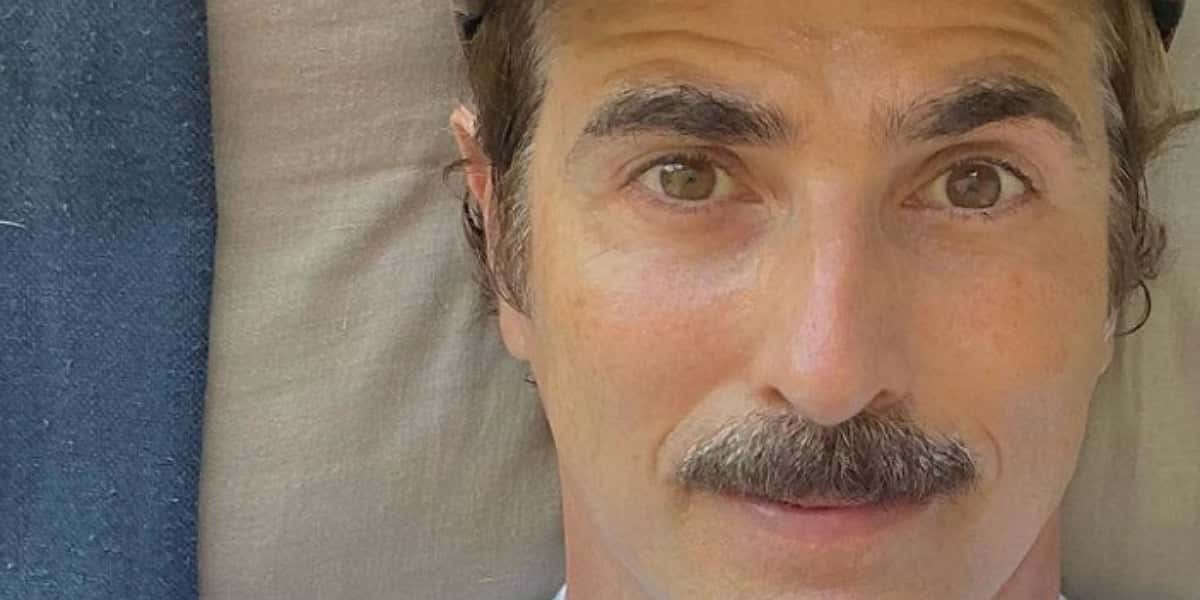 Reynaldo Gianecchini surge de bigode e divide opiniões nas redes sociais (Foto: Reprodução)