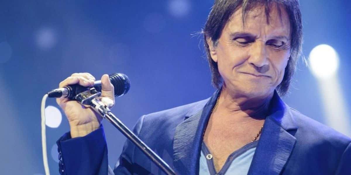 Roberto Carlos foi vacinado contra o coronavírus e incentivou os fãs (Foto: Reprodução)