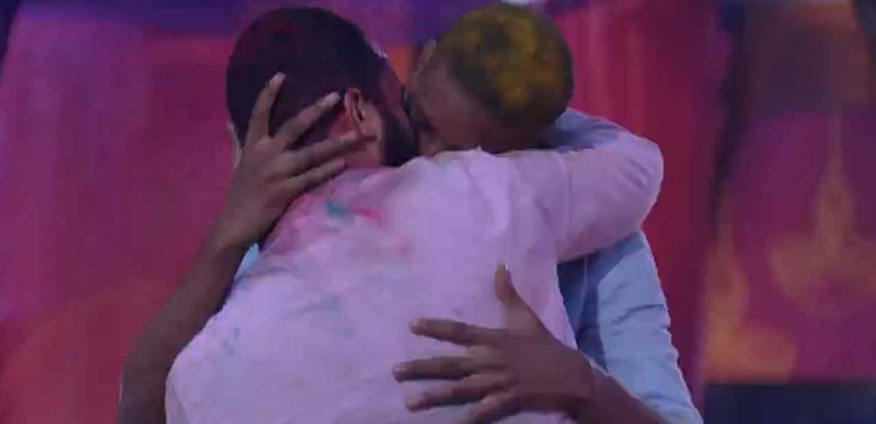Lucas Penteado e Gilberto trocaram beijão no BBB21 (Foto: Reprodução)