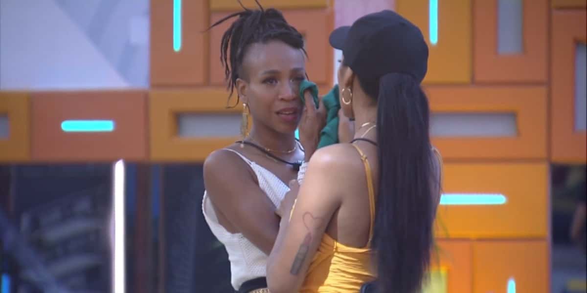 Karol Conká chora feito criança no BBB21 e é consolada por Pocah (Foto: Reprodução)