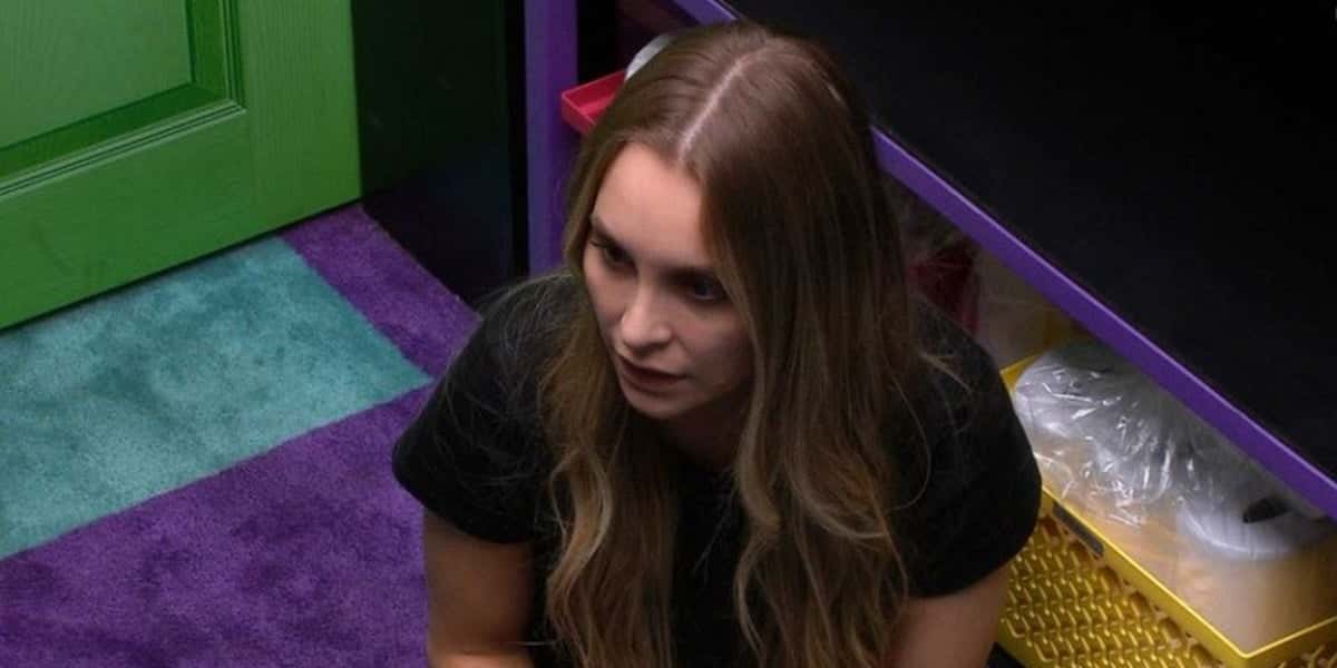 Carla Diaz, em conversa com camilla de Lucas e João Luiz na despensa, afirmou que seu pedido de namoro para Arthur foi uma estratégia de jogo no BBB21 (Foto: Reprodução / TV Globo)