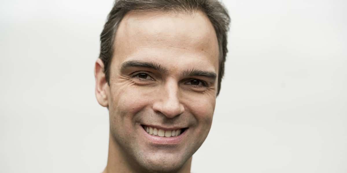 O apresentador Tadeu Schmidt é titular do Fantástico ao lado da jornalista Poliana Abritta. No programa, o profissional não fatura menos que R$ 200 mil por mês (Foto: Reprodução)