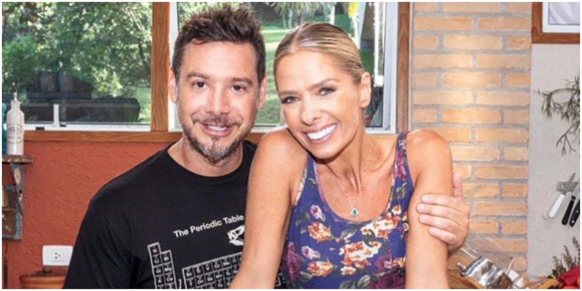 A apresentadora Adriane Galisteu ao lado do marido - Foto: Reprodução