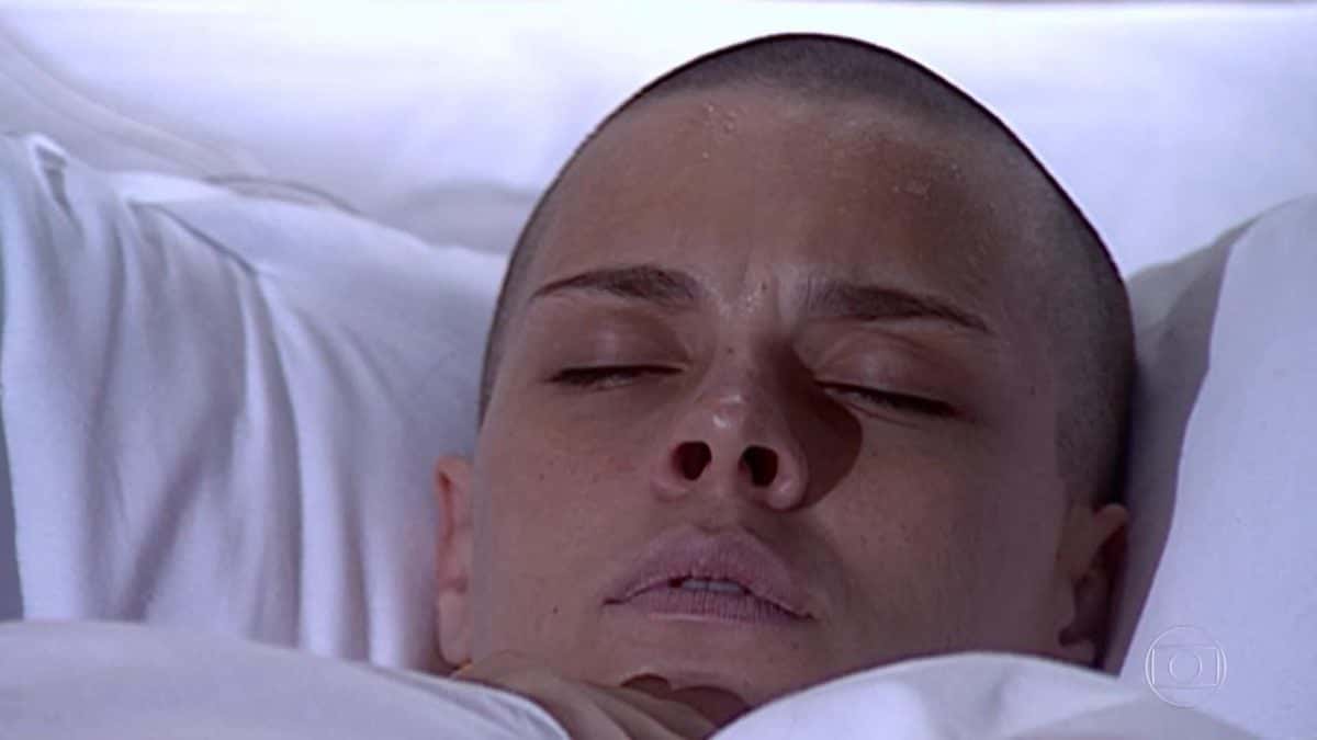 Camila sofre com febre na trama de Laços de Família (Foto: Reprodução/Globo)
