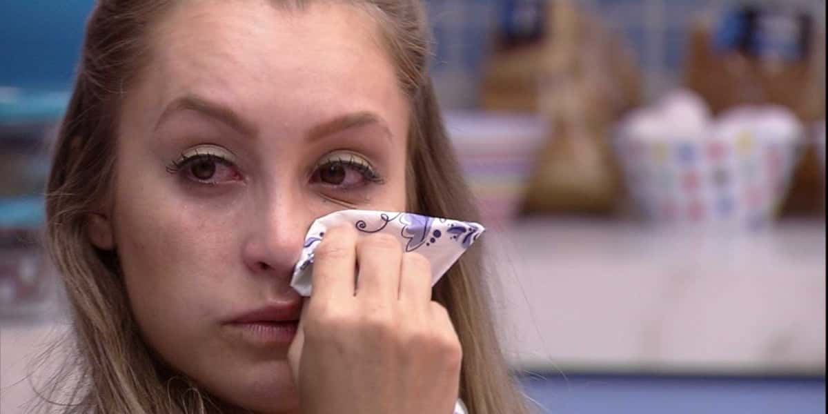 Carla Diaz cai no choro após conselho das amigas no BBB21 (Foto: Reprodução)