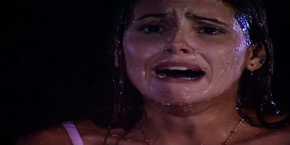 Íris (Deborah Secco) fique em estado de choque com visão na chuva na trama de Laços de Família (Foto: Reprodução/Globo)