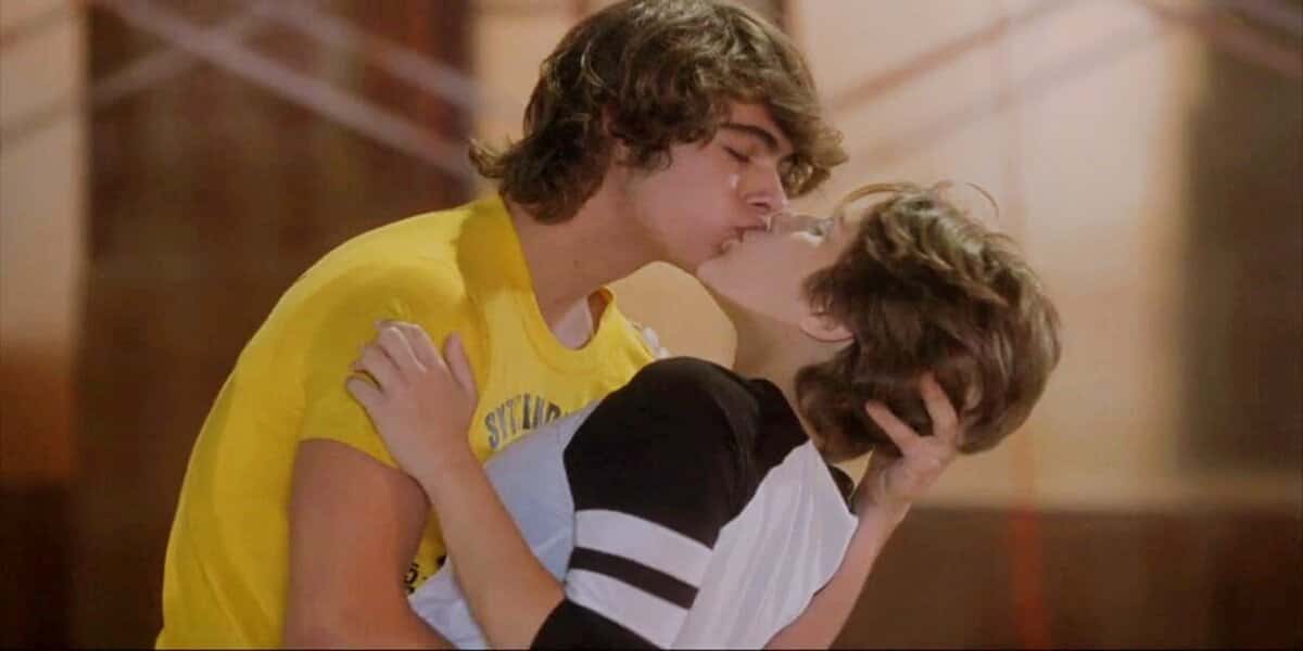Pedro (Rafael Vitti) beija Karina (Isabella Santoni) em Malhação (Foto: Reprodução/Globo)