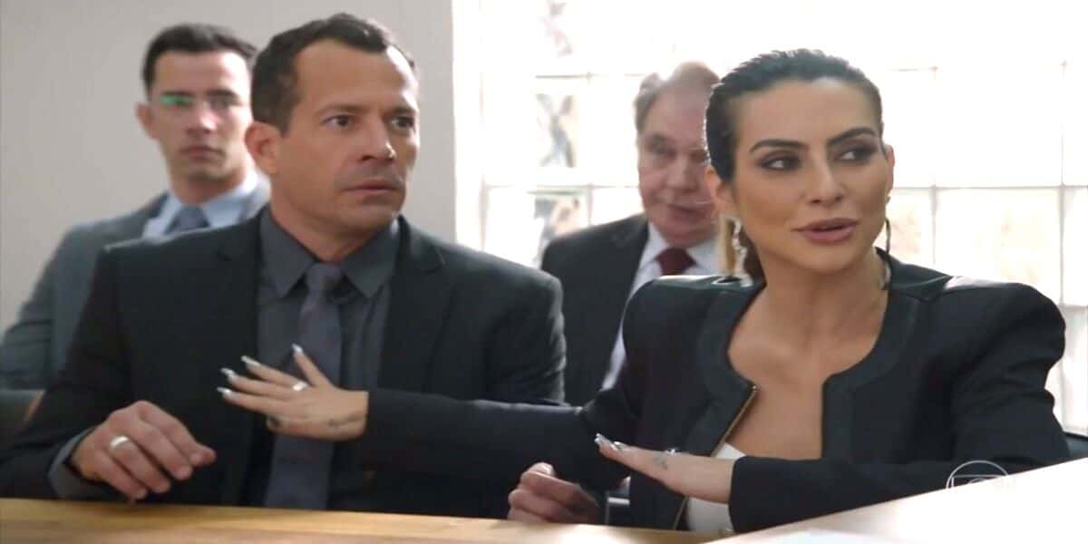 Apolo (Malvino Salvador) se arma em Haja Coração (Foto: Reprodução/Globo)