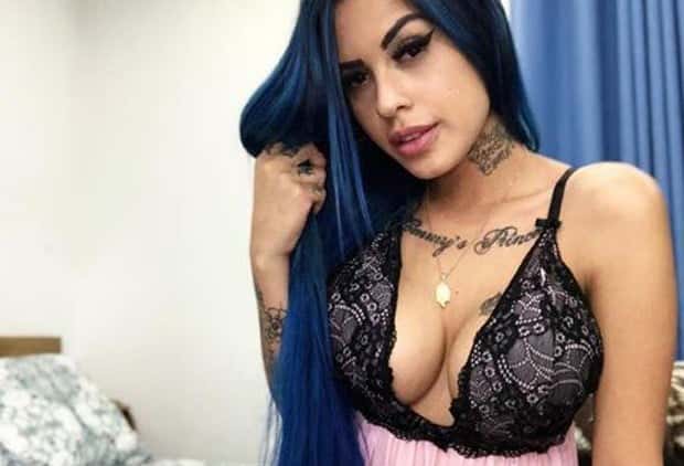 Tati Zaqui surgiu agarrada com uma loira para promover seu novo clipe (Foto: Reprodução)