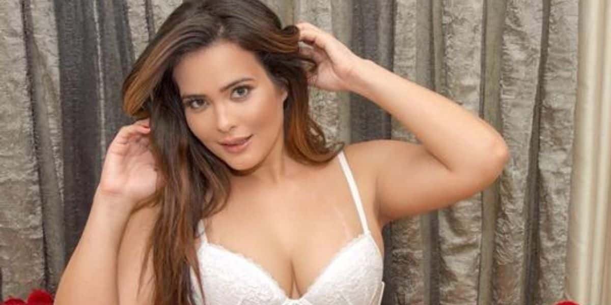 Geisy Arruda surgiu ajoelhada na areia da praia (Foto: Reprodução)