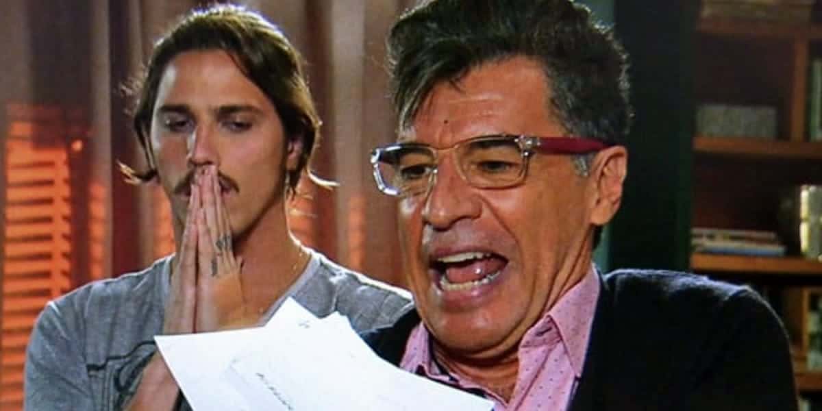 Império: Téo recebe fotos de Cláudio e Leonardo aos beijos e comemora (Foto: Reprodução)