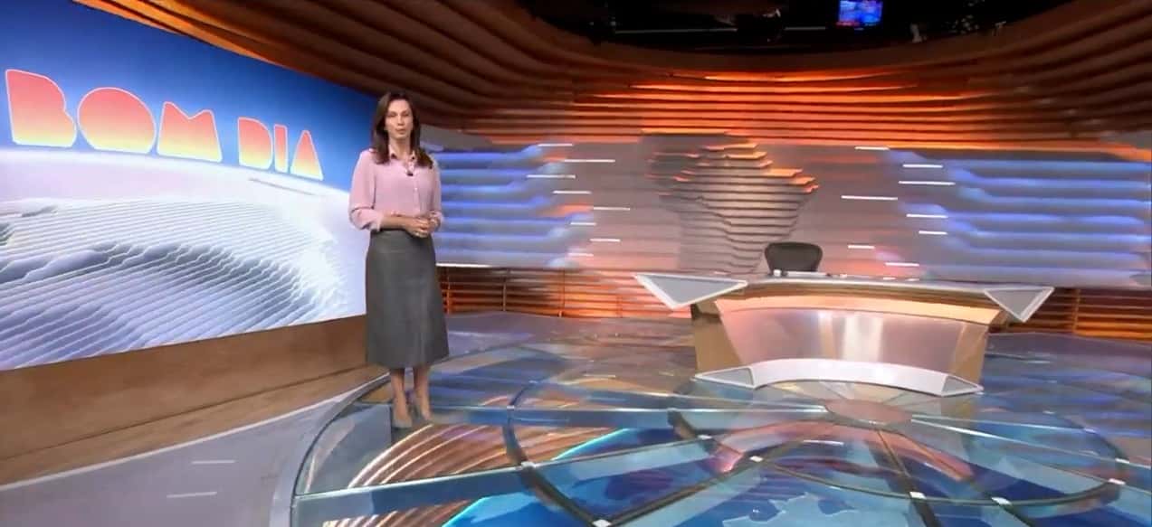 Ana Paula Araújo abriu o jornal caminhando pelo estúdio (Foto: Reprodução)