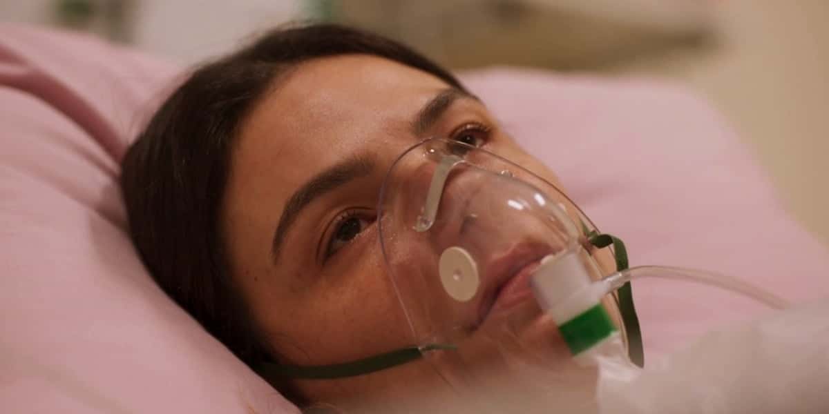 Betina (Isis Valverde) internada com covid-19 na novela Amor de Mãe (Foto: Reprodução/Globo)