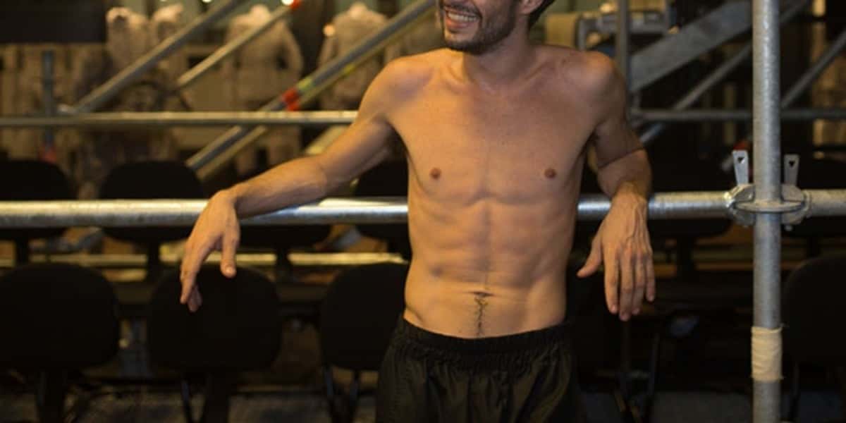 Ator galã faz nu frontal e rouba à cena (Foto: Reprodução)