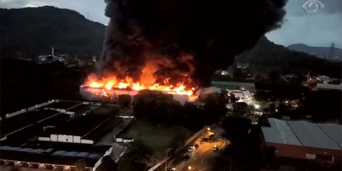 Um incêndio foi visto por moradores vizinhos da Globo (Foto: Reprodução)