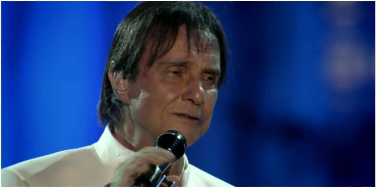 Roberto Carlos chamou a atenção após aparecer arrasado em uma foto nas redes sociais (Foto: Reprodução)