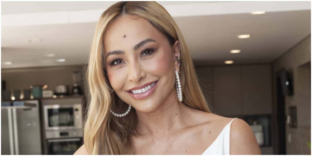 Sabrina Sato deixou o corpão à mostra ao usar biquíni minúsculo (Foto: Reprodução)