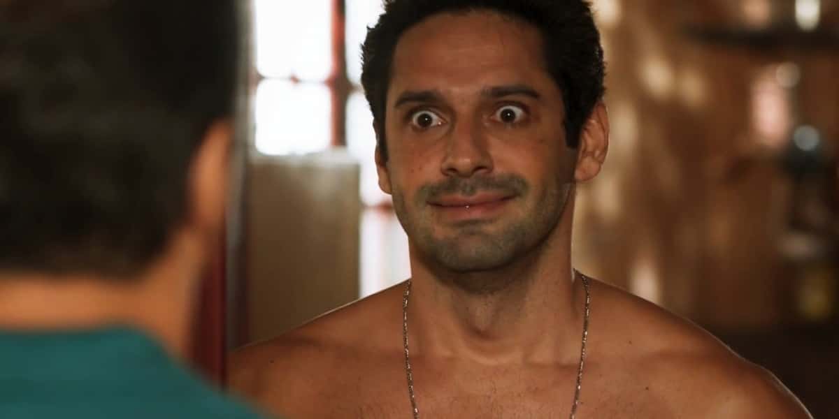 Zezinho (João Baldasserini) toma um susto em Salve-se Quem Puder (Foto: Reprodução/Globo)