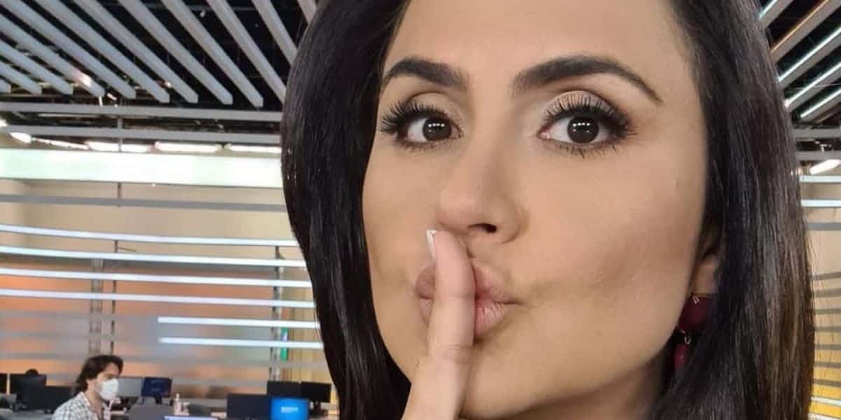 Carla Cecato nos bastidores da Record (Reprodução)