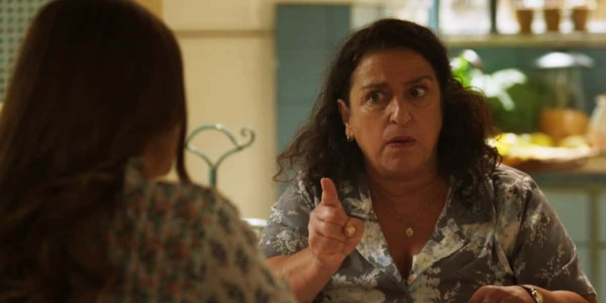 Ermelinda se preocupa e dá bronca severa em Luna na trama de Salve-se Quem Puder (Foto: Reprodução/Globo)