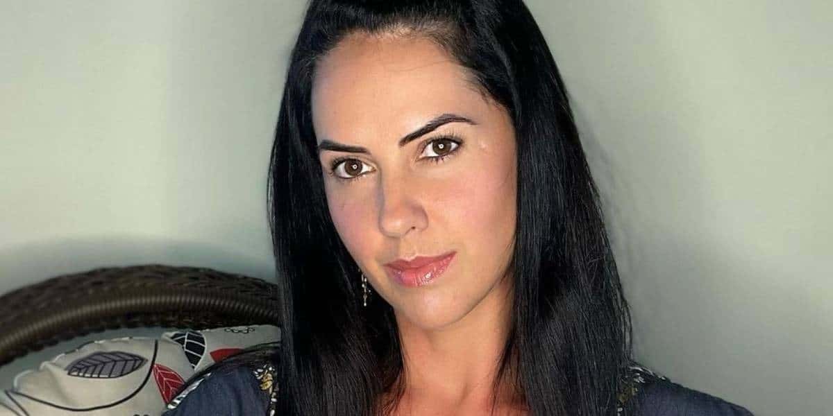 De costas, Graciele Lacerda empina o bumbum e fio-dental some (Foto: Reprodução)