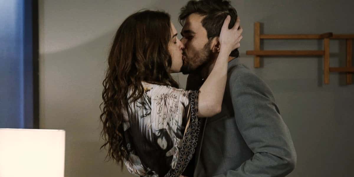 Júlia beija Rafael na novela Salve-se Quem Puder (Foto: Divulgação/Globo)