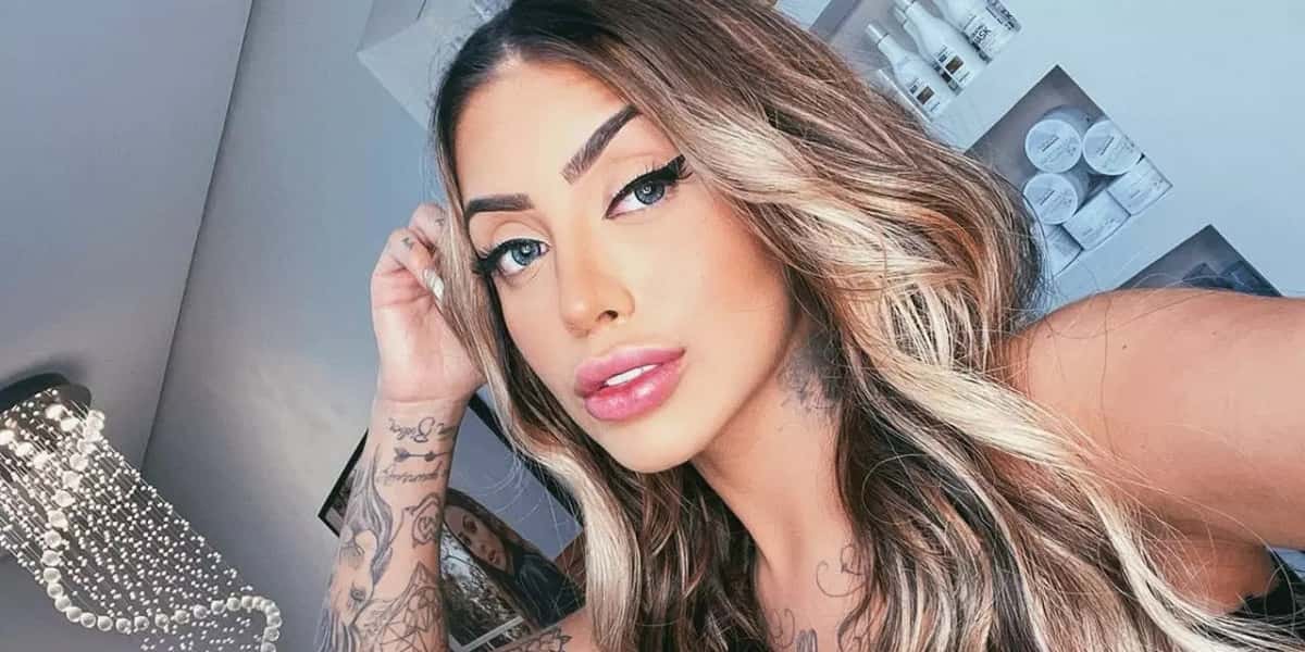 Mirella causou ao voltar a expor o bucet@o lisinho em foto (Imagem: Reprodução)