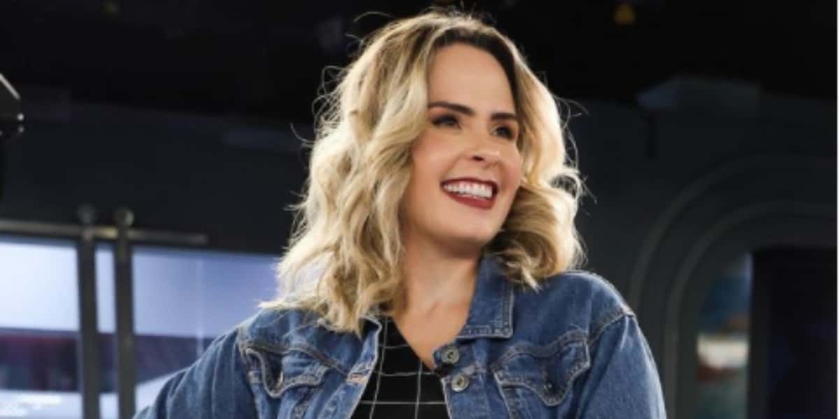 Ana Paula Renault usou as redes sociais para contar que foi pega no flagra pelo diretor (Foto: Reprodução)