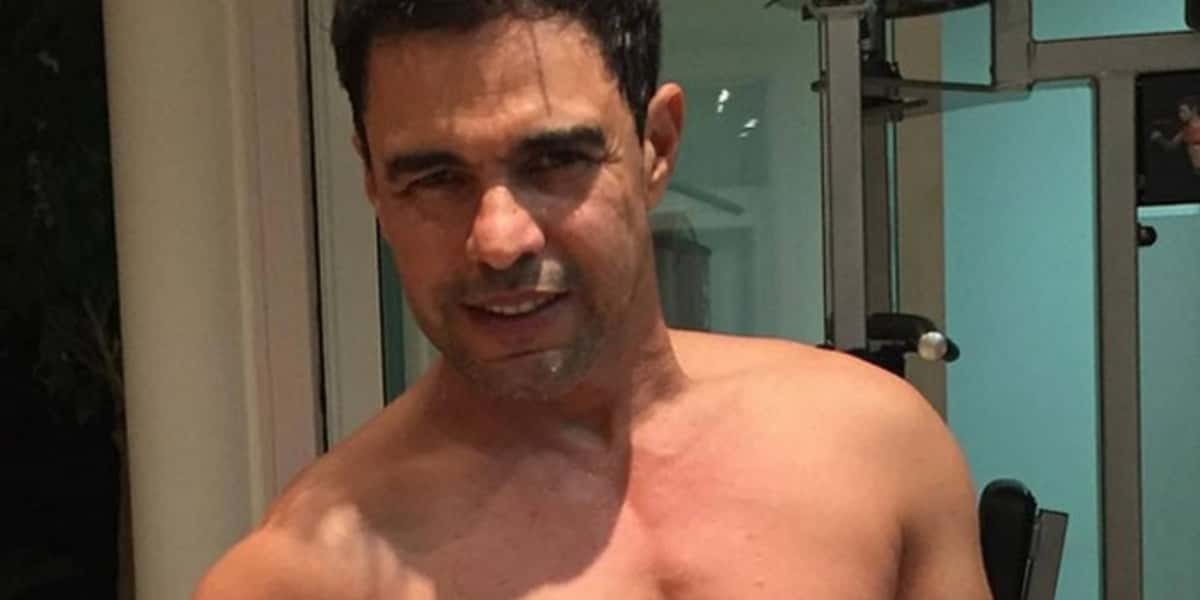 Zezé Di Camargo apareceu completamente sem roupa (Foto: Reprodução)