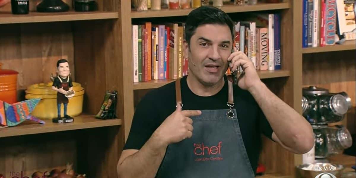 Edu Guedes no telefone com o diretor de programação (Reprodução: Band)