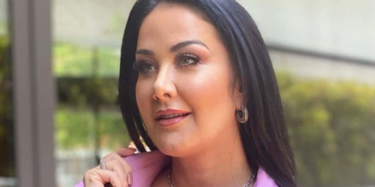 Helen Ganzarolli empina o bumbum com maiô cavado (Foto: Reprodução)