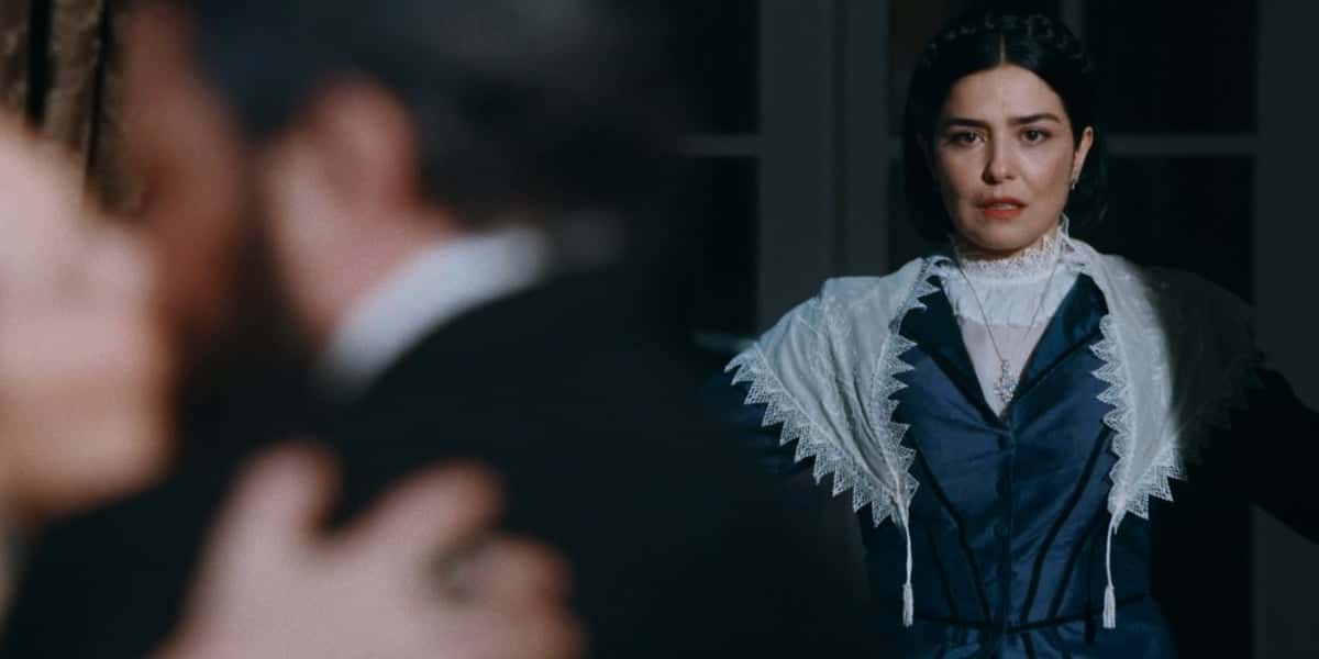 Teresa Cristina flagra beijo que Dom Pedro II dará em Luísa em Nos Tempos do Imperador (Foto: Reprodução/Globo)
