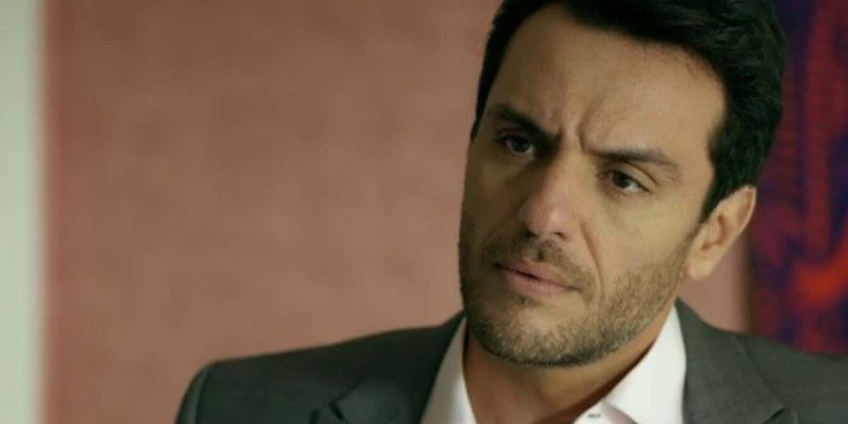 Alex não morreu, após ser baleado por Angel em Verdades Secretas (Foto: Reprodução)