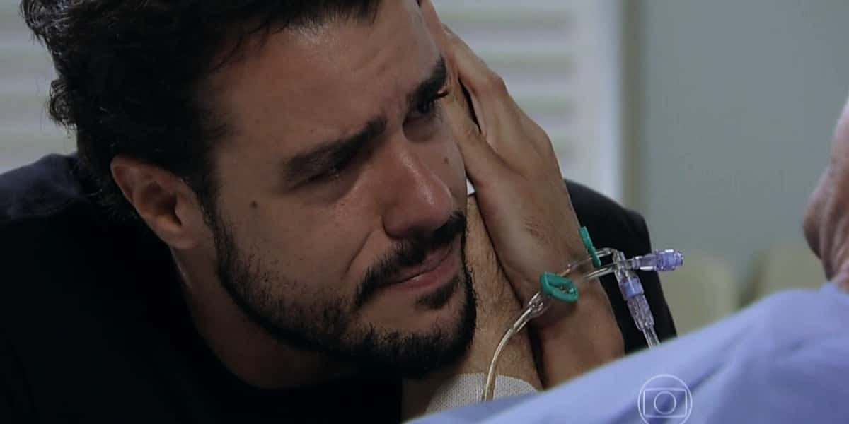 Enrico pede o perdão do pai em Império (Foto: Reprodução/Globo)