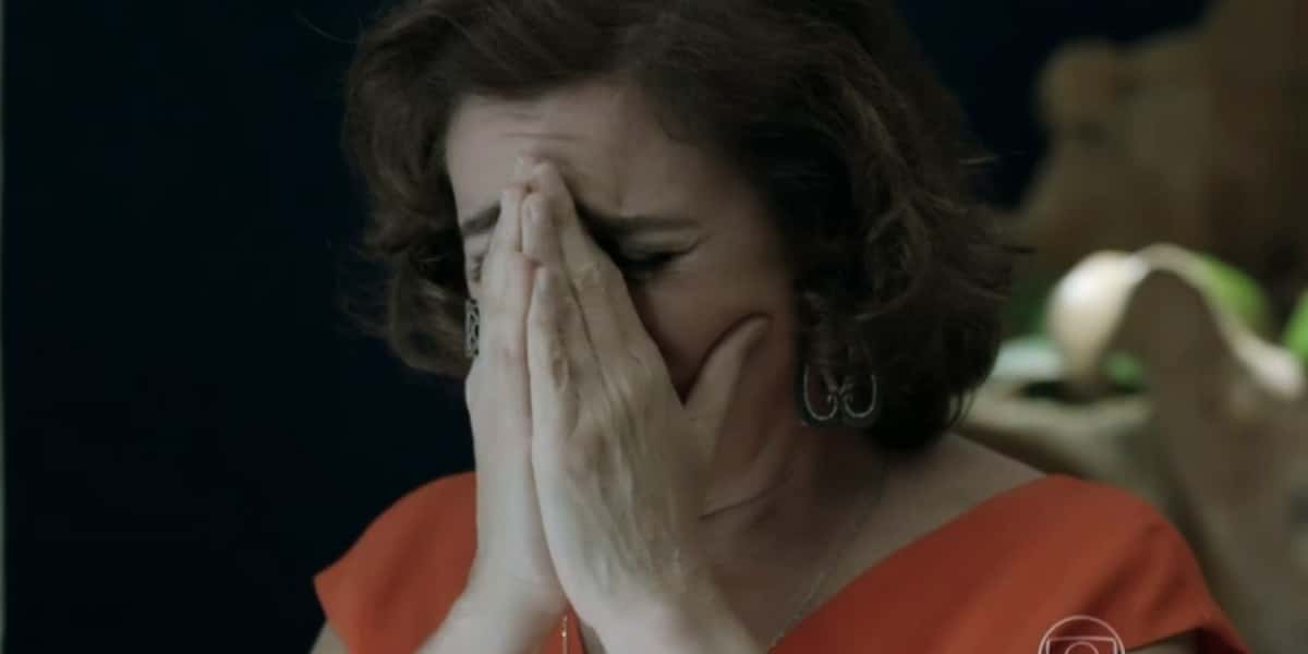 Maria Marta não se aguenta em ver o marido com a outra em Império (Foto: Reprodução/Globo)