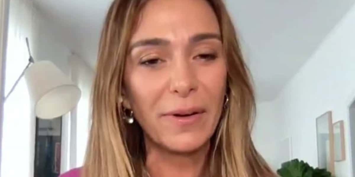 Mônica Martelli chora na Globo ao falar de Paulo Gustavo (Foto: Reprodução)