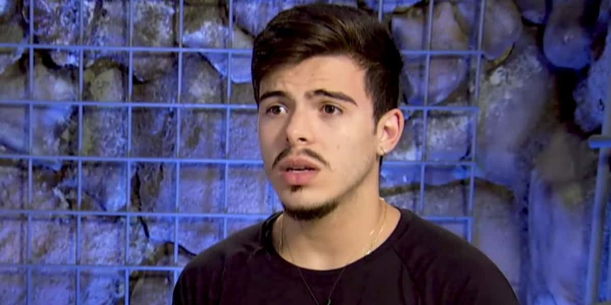 Thomaz Costa, do Ilha Record, joga maconha na privada (Foto: Reprodução)