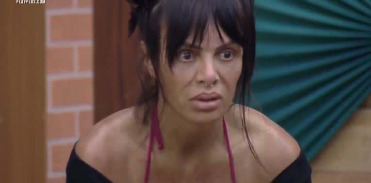 Valentina cogita expulsão diante suspeita de gravidez em A Fazenda 13 (Foto: Reprodução/Record)