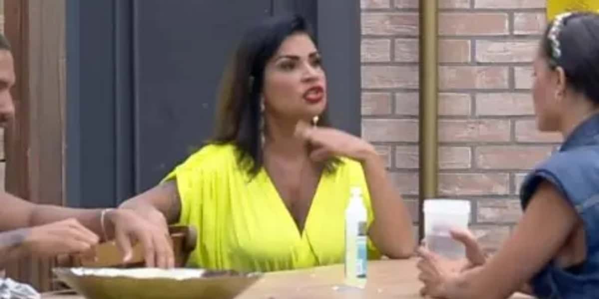 Solange Gomes confessou medo de dormir junto com Dayane em A Fazenda 13 (Foto: Reprodução)