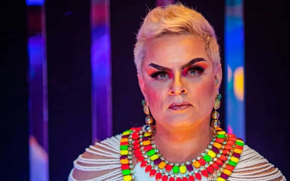 Alessandro Brandão viverá Chefe, uma drag queen empoderada e sempre pronta para ajudar em Quanto Mais da Vida, Melhor! (Divulgação/ TV Globo)