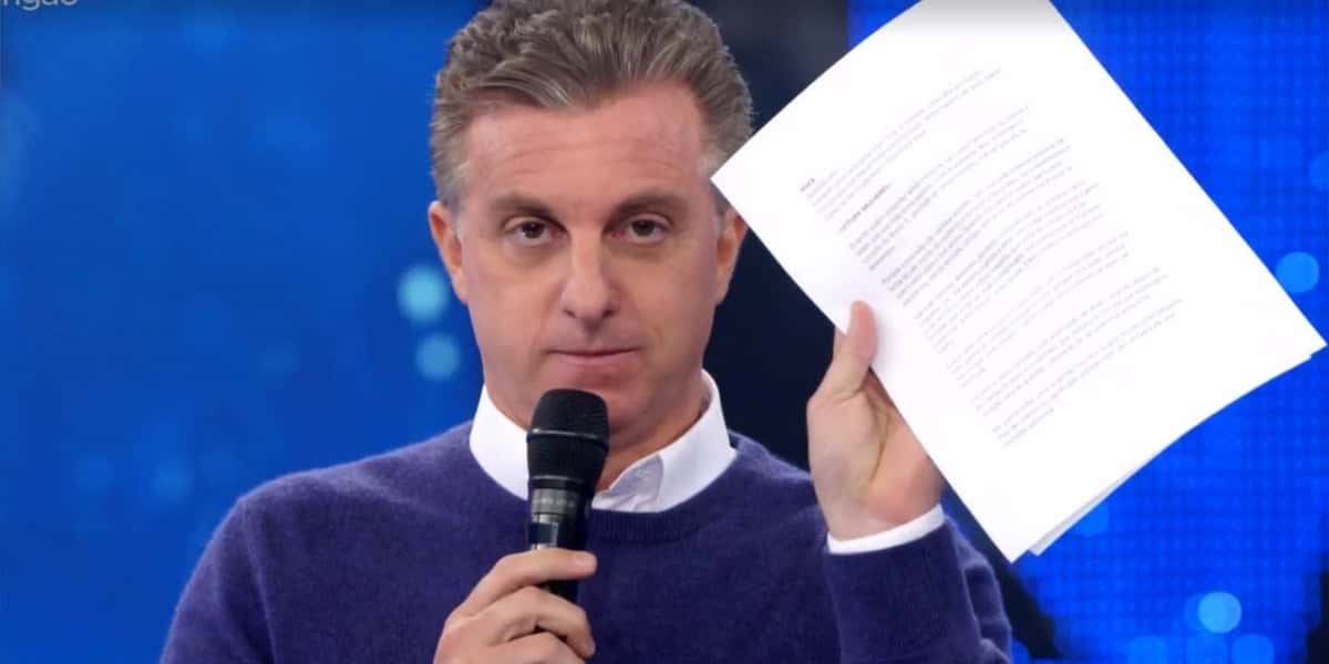 Apresentador Luciano Huck com carta feita para filho de Marília Mendonça na mão (Foto: Reprodução)