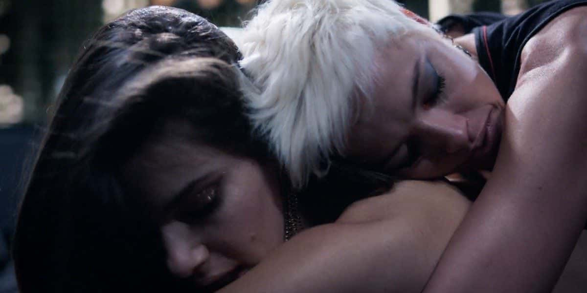 Angel (Camila Queiroz) e Giovanna (Agatha Moreira) se rendem a cena de sexo em Verdades Secretas 2 (Foto: Reprodução)