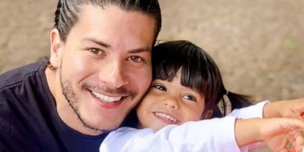 Arthur Aguiar ao lado da filha Sophia (Foto: Reprodução)