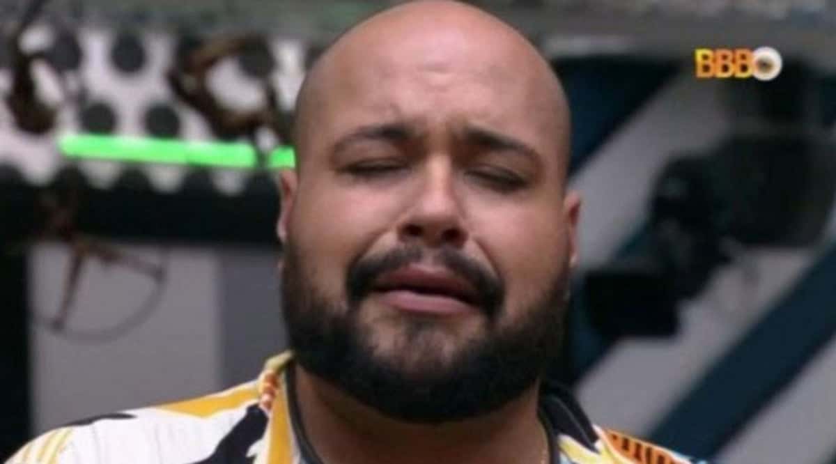Tiago Abravanel contou estar sentindo forte dores na garganta (Foto: Reprodução / Globoplay)