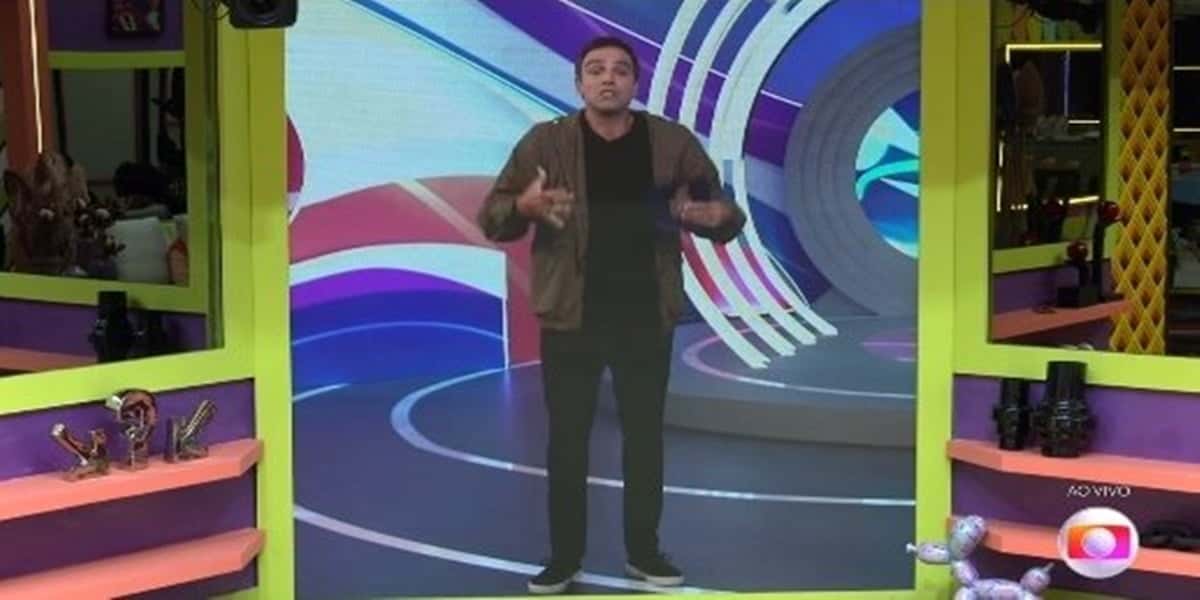 Tadeu Schmidt como apresentador do BBB22 (Foto: Reprodução)