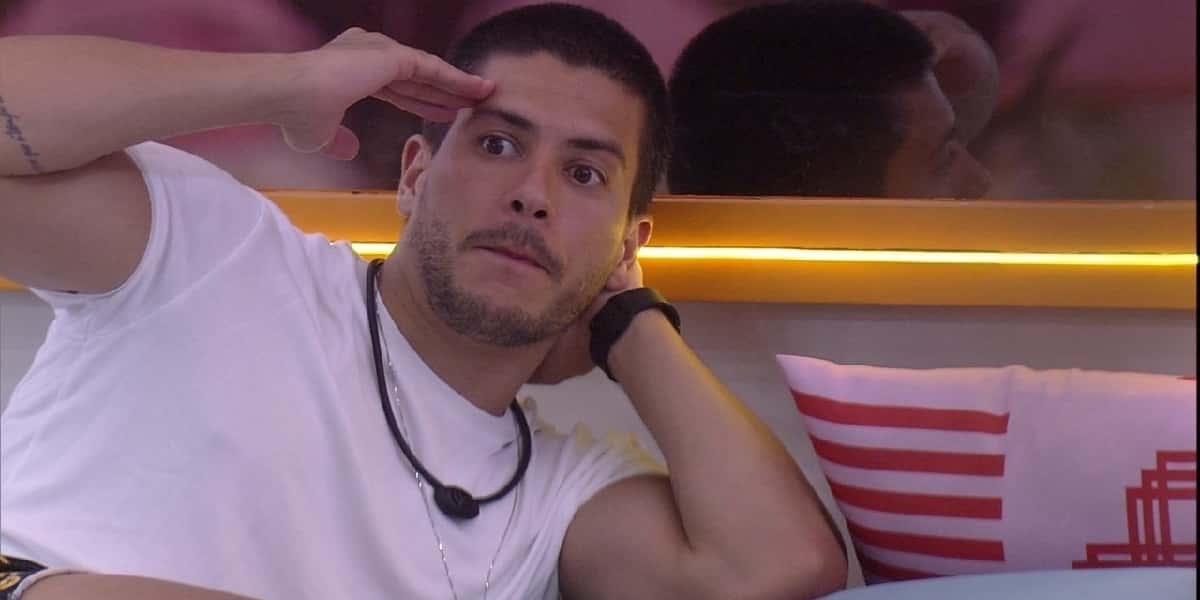 Arthur é alvo de muitas plaquinhas no jogo da discórdia no BBB 22 (Foto: Divulgação)
