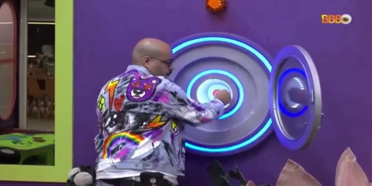 BBB22: Tiago Abravanel aperta o Botão de Desistência (Foto: Reprodução)