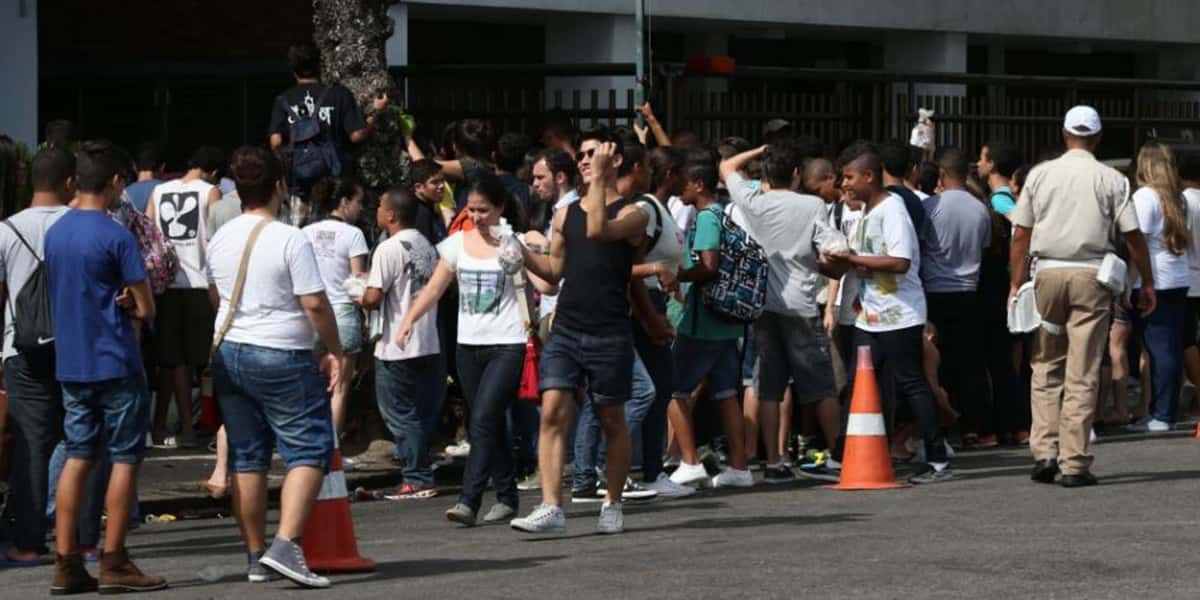 Fãs esperando por Lady Gaga no Rio de Janeiro (Foto: AgNews)