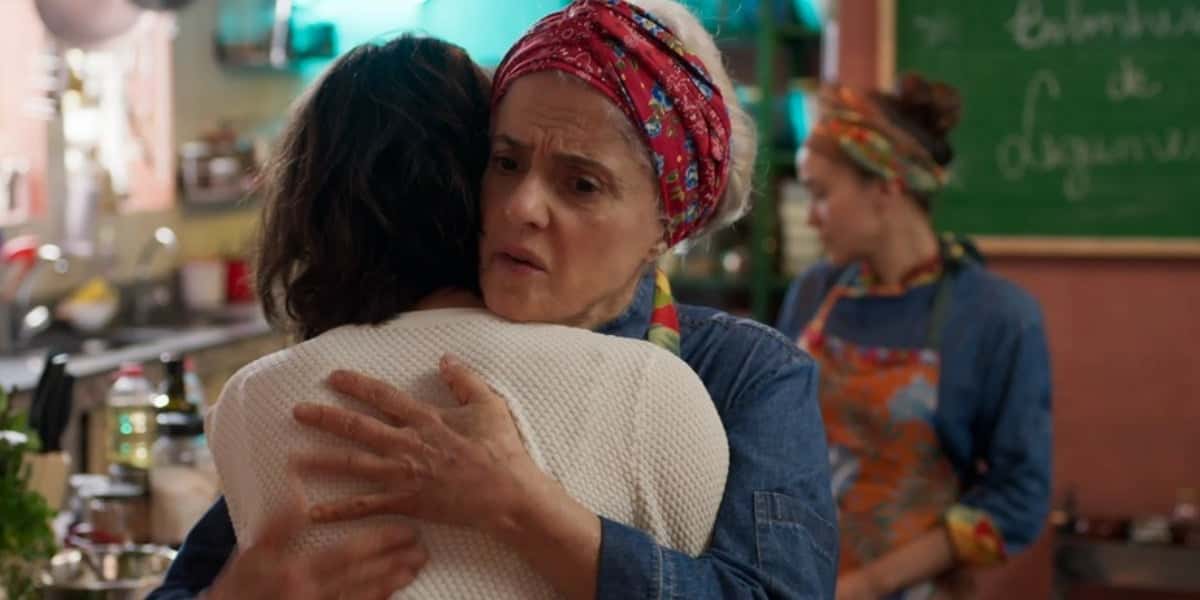 Noca ampara a neta na novela Um Lugar ao Sol (Foto: Reprodução/Globo)