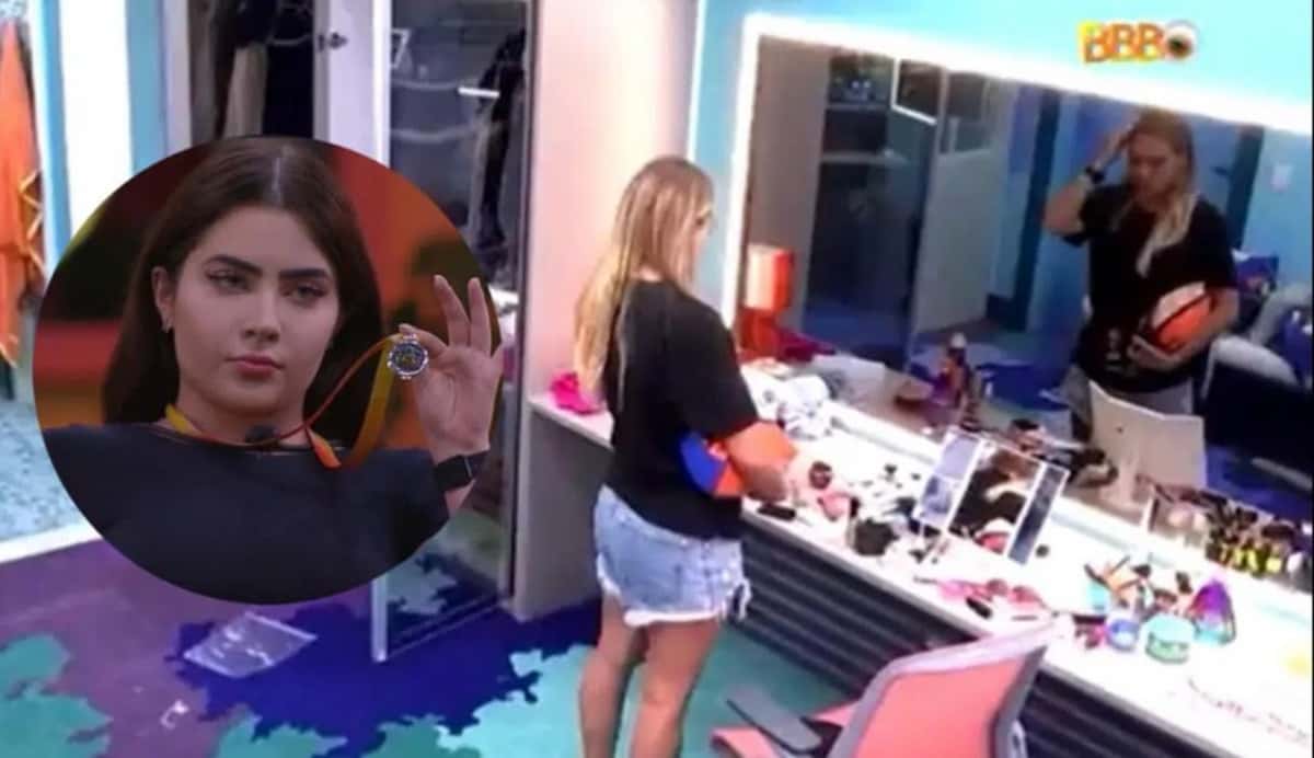 Exato momento que vaza áudio de Jade Picon e Bárbara disfarça no espalho (Foto: Reprodução/Globoplay - Montagem/EM OFF)